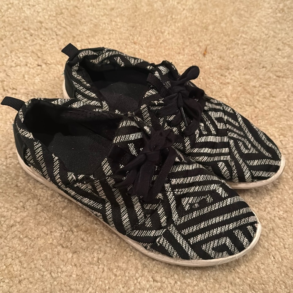 TOMS Women’s Casual Del Rey Lace Up Sneakers - size 8.5